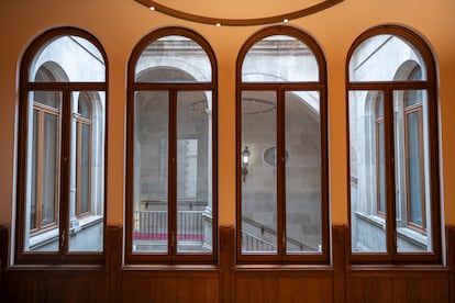 Finestrals de la sala Rocabertí del Palau Moxó. 