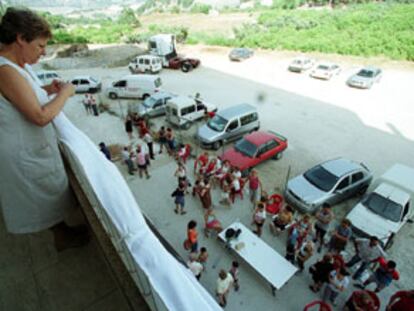 Una mujer que ocupó su piso en Callosa d'En Sarrià observa a los afectados concentrados en la calle.