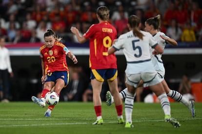Claudia Pina golpea el balón este viernes en el Stadion Wankdorf de Berna en el segundo gol de España ante Suiza.