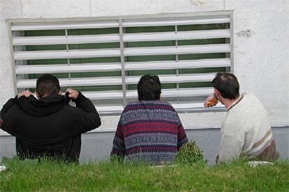 Tres drogodependientes que participan en un programa de dispensación de heroína en Granada.