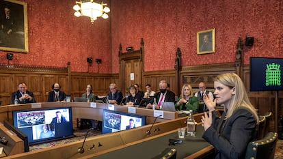 Frances Haugen na segunda-feira em Londres, durante depoimento a uma comissão do Parlamento britânico.