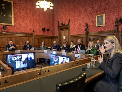 Frances Haugen (derecha) comparece este lunes ante un comité del Parlamento británico en Londres.