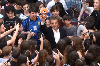 El candidato presidencial de Argentina, Sergio Massa, sostiene un muñeco de peluche de un tigre durante su mitin de cierre de campaña.