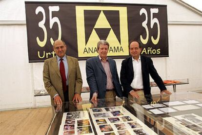 El editor Jorge Herralde, ayer en la Feria del Libro, flanqueado por  José Antonio Marina (izquierda) y Roberto Calasso.
