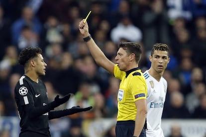 Neymar (izquierda) recibe tarjeta amarilla del árbitro Gianluca Rocchi ante la mirada de Cristiano Ronaldo (derecha).
