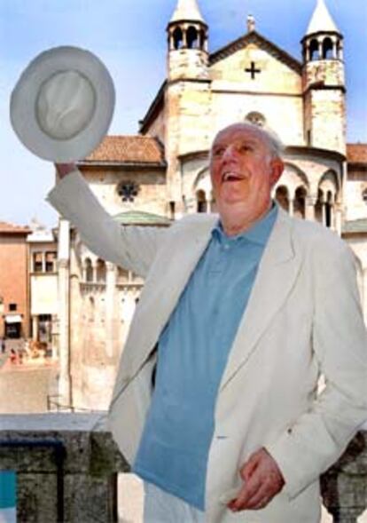 Dario Fo, frente al <i>duomo</i> de Módena.