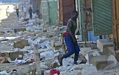 Una mujer entra ayer en una farmacia saqueada por la guerra en Bunia (Congo).
/ AP