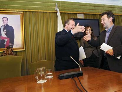 El alcalde de Lugo, Xosé López Orozco, tiende la mano al portavoz del BNG, Xosé Anxo Laxe, al final del partido.