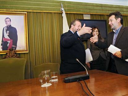 El alcalde de Lugo, Xosé López Orozco, tiende la mano al portavoz del BNG, Xosé Anxo Laxe, al final del partido.