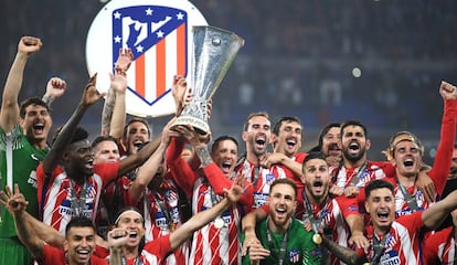 Fernando Torres e Gabi levantam a taça de campeão da Liga Europa.