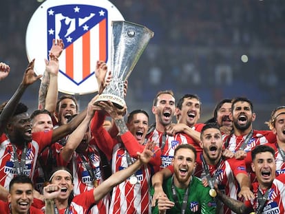 Fernando Torres e Gabi levantam a taça de campeão da Liga Europa.