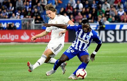 Luka Modric lucha el balón con Wakaso Mubarak.