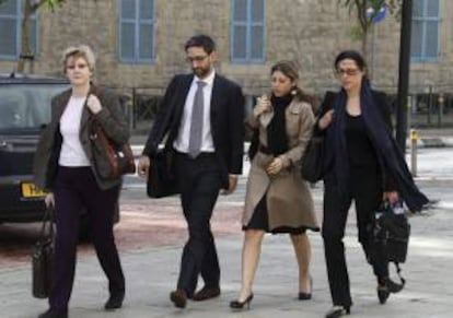 Un grupo de expertos de la llamada troika (Banco Central Europeo, Comisión Europea y Fondo Monetario Internacional) llegan hoy al Ministerio de Finanzas en Nicosia, Chipre.