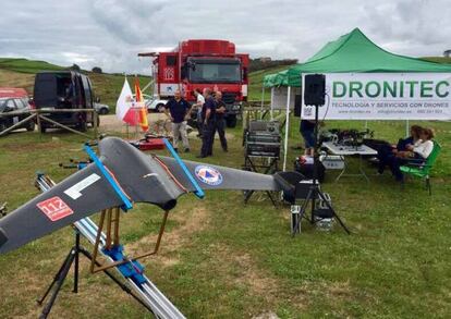 En Cantabria ya utilizan estos artefactos para salvamentos. Trabajan con ocho drones y quince pilotos que se turnan para estar siempre disponibles. "Hemos participado en dos rescates. Desgraciadamente, encontramos a las personas fallecidas. Lo positivo es que pudimos acercarnos a acantilados y entrar en cuevas con nuestros aparatos. Algo impensable con los helicópteros", explica Ibán Hoyos, gerente de Dronitec, la empresa que presta los drones a Protección Civil de la región. En el caso de encontrar a las personas con vida en el mar, los aviones no tripulados podrían faciltiarles un flotador o un chaleco.