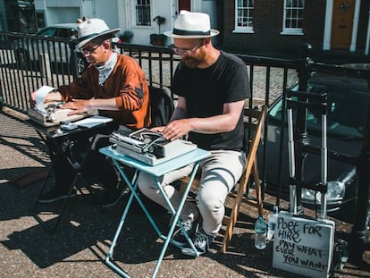 Dos poetes ofereixen el seu saber als carrers de Londres.