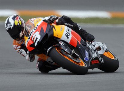 Dani Pedrosa, ayer durante la primera sesión de entrenamientos para el Gran Premio de la República Checa.