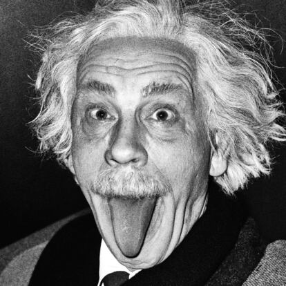 Malkovich interpreta la imagen de Einstein tomada por Arthur Sasse.