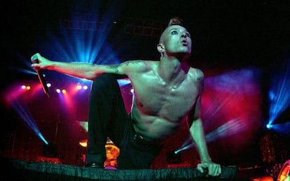 Scott Weiland, vocalista de Stone Temple Pilots, durante una actuaci&oacute;n en el a&ntilde;o 2000.