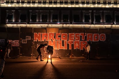 Manifestantes protestan frente a Palacio Nacional en el noveno aniversario de Ayotzinapa