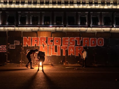 Manifestantes protestan frente a Palacio Nacional en el noveno aniversario de Ayotzinapa