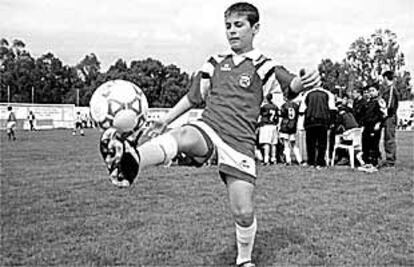 Jorge González Jiménez, <b></b><i>Rivaldito,</i> juega con un balón en el estadio de Conil.