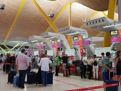 Viajeros en el aeropuerto de Madrid-Barajas. 