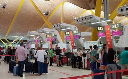 Viajeros en el aeropuerto de Madrid-Barajas. 