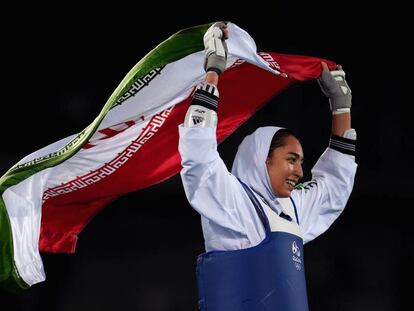 A iraniana Kimia Alizadeh Zenoorin depois de ganhar o bronze no taekwondo nos Jogos Olímpicos do Rio 2016.