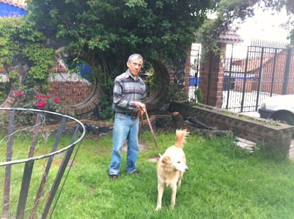 El doctor F&eacute;lix Hoyo, en su casa.