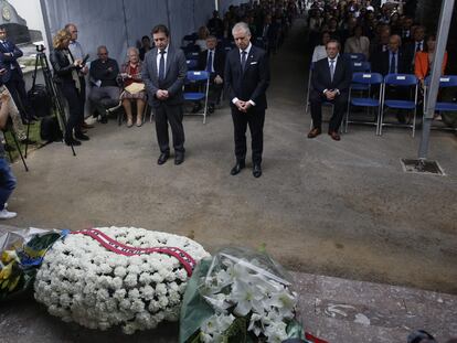 El lehendakari, Iñigo Urkullu, y el primer secretario de la Embajada de Ucrania, Sergii Solovey, ante el mauselo en recuerdo a las víctimas del bombardeo de Gernika (Bizkaia), este martes.