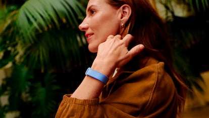 Chica con la pulsera Google Fitbit Air