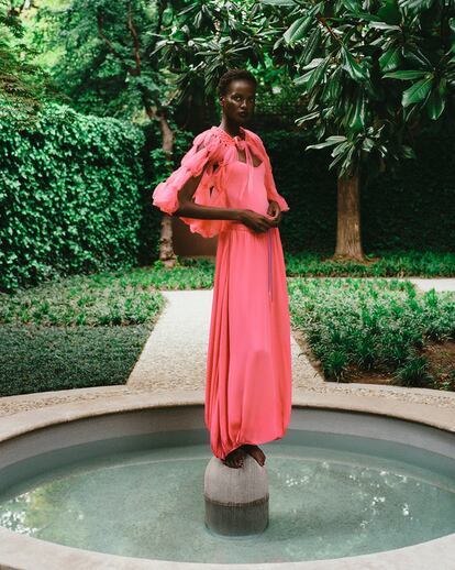 En los jardines de una de las propiedades de Armani en Milán, el Palazzo Orsini, que data del siglo XVI, la modelo posa con top, capa de tul y ganchillo y falda de tul, todo de GIORGIO ARMANI.