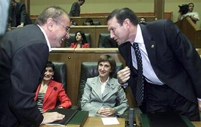 Ibarretxe y Javier Madrazo (IU) conversan ante la mirada de la <i>vicelehendakari,</i> Idoia Zenarruzabeitia, y la consejera de Educación, Anjeles Iztueta.