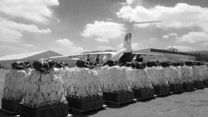 Artículos de socorro preparados para salir de Amán, Jordania, y ser lanzados en Deir Ezzor, Siria.