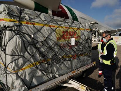 Personal de Barajas recoge el cargamento del quinto avión con material sanitario comprado por la Comunidad de Madrid.