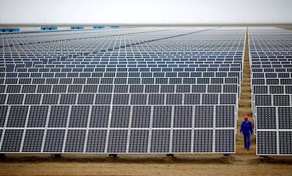 Parque solar en Dunhuang (China).