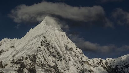 Nevado Pirámide de Garcilaso (5.885 metros). Su belleza es arrobadora, pero, como otras montañas, abriga un riesgo para las poblaciones vecinas.