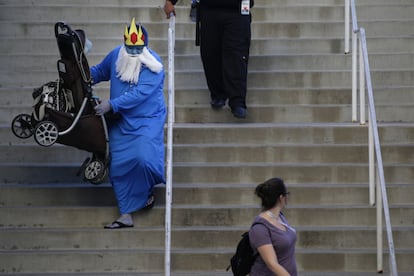 Un hombre disfrazado para Halloween en Los Ángeles (EE UU), el 31 de diciembre de 2015.