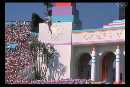 Bill Suitor, con su jet pack, fue la principal atracción de la ceremonia inaugural de Los Angeles 84.