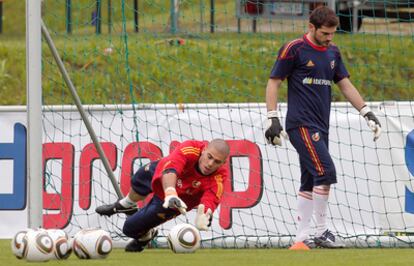 Los porteros de la selección, entrenando en Austria.