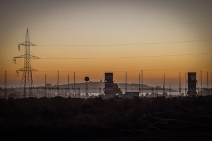 Líneas eléctricas en la zona industrial de Puchuncaví, en junio de 2023.