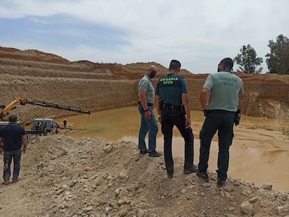 Efectivos del Grupo Especial de Actividades Subacuáticas de la Guardia Civil (GEAS), este domingo trabajando en las tareas de rescate de Villanueva de la Reina (Jaén).