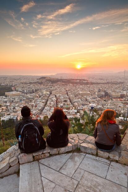 Para ver la Acrópolis sin pagar la mejor opción es subir al monte Licabeto, la cima de Atenas (277 metros), y contemplarla a vista de pájaro. Un funicular (cuesta 7 euros, ida y vuelta) sale del mismo punto desde donde se sube a pie, en la calle Ploutarchou. El alba y el ocaso ofrecen las fotografías más espectaculares y también las temperaturas más frescas, que se agradecen sobre todo en verano. También se tiene una buena perspectiva de la Acrópolis, y gratuita, desde la colina de Pnyx, un yacimiento histórico cuna de la democracia. En la capital griega, además, el jueves es gratuita la entrada al Museo Benaki, todo un paseo por la historia griega en un lugar único. Tampoco se paga entrada en el Museo de Instrumentos Populares Griegos o el Centro de Arte y Tradiciones Populares, en una destartalada mansión en la zona de Plaka.