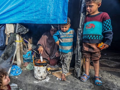 Una familia de gazatíes desplazados de sus hogares por los ataques israelíes, en Rafah este jueves.