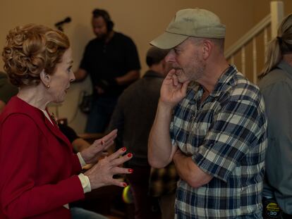 Ryan Murphy (derecha) en el set de 'Hollywood' con la actriz Holland Taylor.