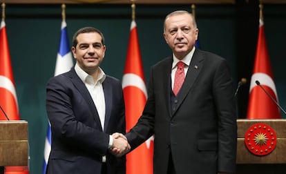 Alexis Tsipras (i) y Recep Tayyip Erdogan, este martes en Ankara.