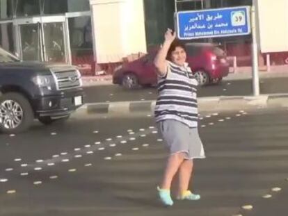 A polícia, que já o liberou, foi atrás do garoto por causa de um vídeo em que ele aparece dançando “Macarena” na rua