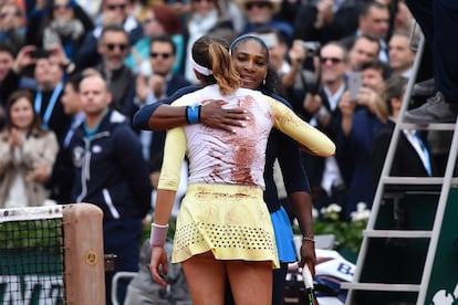 Muguruza (L) hugs the US's Serena Williams