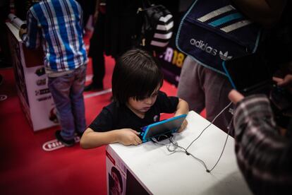 Un niño juega un videojuego durante una ComicCon en Bogotá.