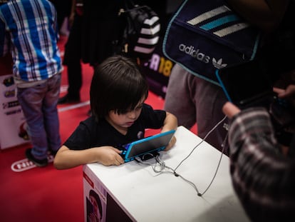 Un niño juega un videojuego durante una ComicCon en Bogotá.